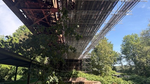 Sicht auf eine Eisenbahnbrücke von unten