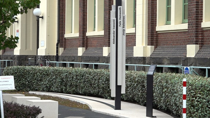 Blick auf eine Stele mit Namen der Todesopfer der Explosion bei Currenta