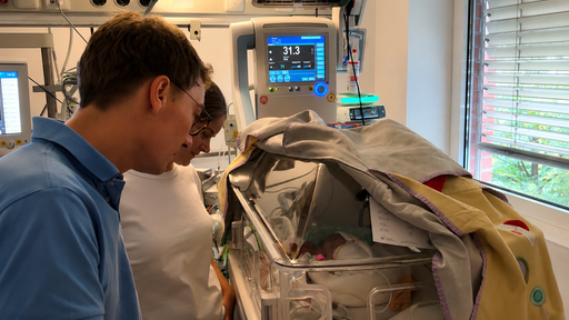 Frühchen Lenn auf der Kinderintensivstation vom Klinikum Leverkusen
