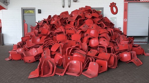 Sitzschalen-Aktion in der BayArena