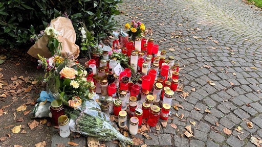 Ein Tatort mit Blumen und Kerzen