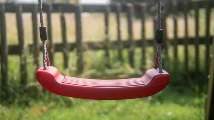 Leere Kinderschaukel in einem Park