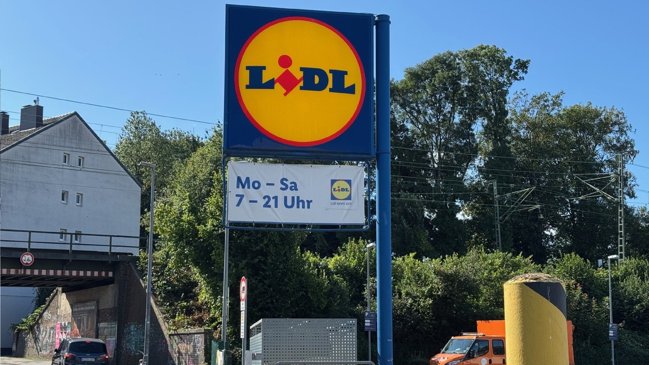 Großes Lidl Schild vor dem Supermarkt in Aachen