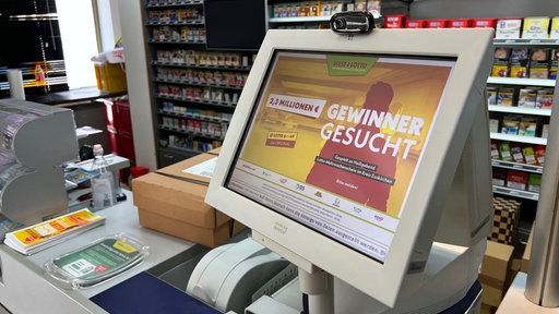 Kiosk Lotto Annahmestelle mit dem Hinweis: Gewinner gesucht! auf einem Bildschirm 
