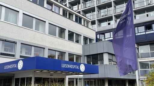 Blick von außen auf den Eingang des Aachener Luisenhospitals