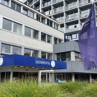 Blick von außen auf den Eingang des Aachener Luisenhospitals