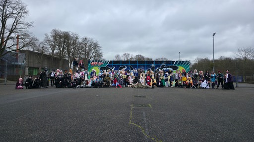 Eine große Grupper Menschen, die im Cosplay verkleidet sind.