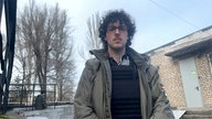 Mann mit Locken in Frontalansicht
