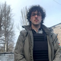 Mann mit Locken in Frontalansicht