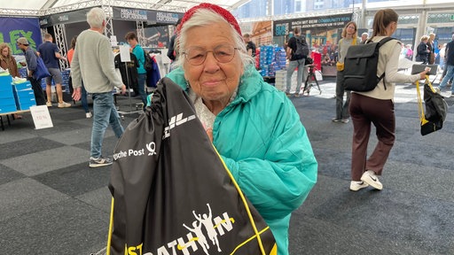 Eine ältere Dame meldet sich für den Marathon an