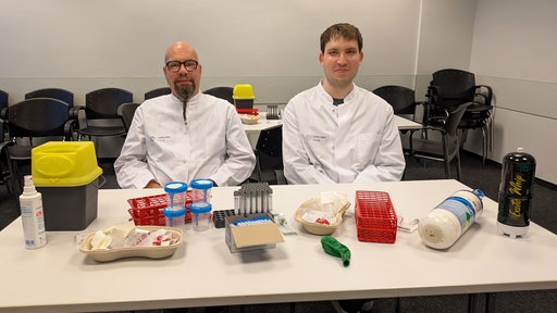 Dr. Martin Jübner (l.) und Paul Stach sitzen im Testraum.