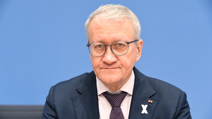Ein Portraitfoto von Matthias Katsch. Er trägt einen Anzug.