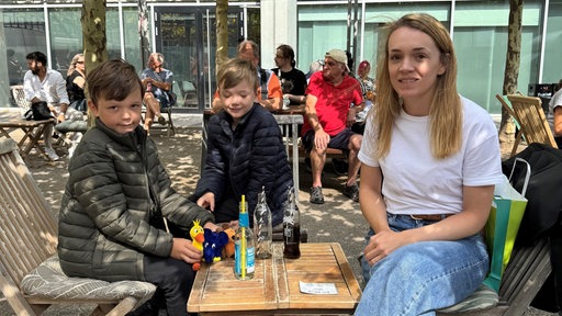 Maus Fans sitzen vor dem WDR Gebäude zusammen 