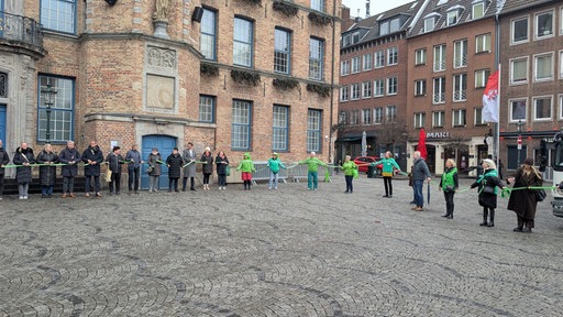 Menschenkette vor dem Düsseldorfer Rathaus