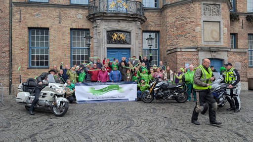 Gruppenfoto der Beteiligten vor dem Düsseldorfer Rathaus