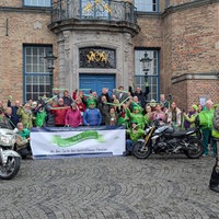 Gruppenfoto der Beteiligten vor dem Düsseldorfer Rathaus