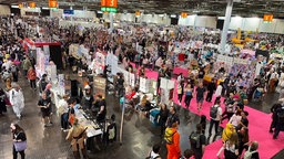 Eine Messehalle voller Besucher 
