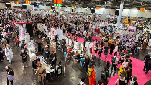 Eine Messehalle voller Besucher 