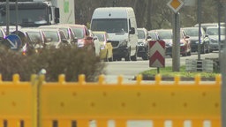 Stau und davor eine Baustellenabsperrung
