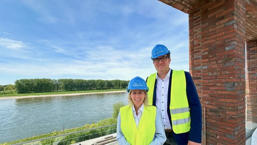 Monheims Bürgermeisterin Sonja Wienecke und K714-Intendant Martin Witkowski im Sommer auf der Dachterrasse der Kulturraffinerie mit Rheinblick