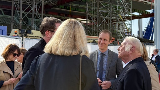 Eine Gruppe von Besuchern auf dem Richtfest der Mack-Pyramide. 
