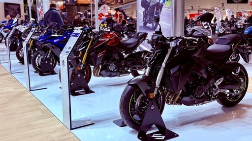 Motorräder stehen auf der Kölner Motorradmesse.