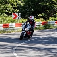 Motorradfahrer in Odenthal auf einer Straße