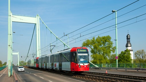 Die Straßenbahn-Linie 13 fährt über die Mülheimer Brücke in Köln.
