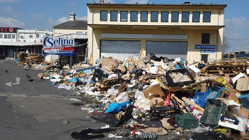 Müllberge vor einem Gebäude auf dem Großmarktgelände