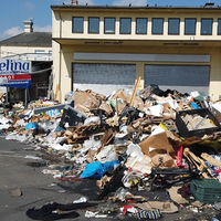Müllberge vor einem Gebäude auf dem Großmarktgelände