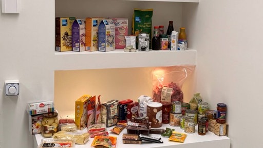 Rationierte Lebensmittel stehen in einem Schrank.