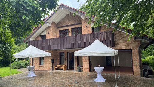 Ein Haus von außen.
