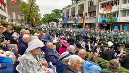 Volle Zuschauertribünen bei der großen Parade