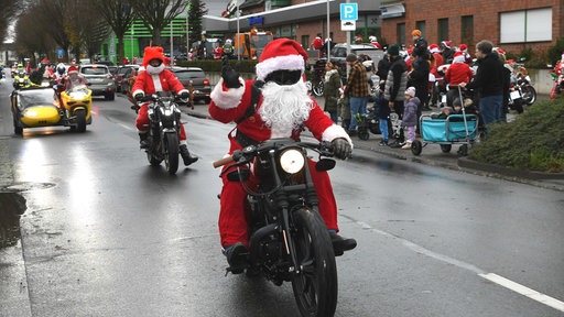 Ein Nikolaus auf einem Motorrad