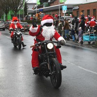 Ein Nikolaus auf einem Motorrad