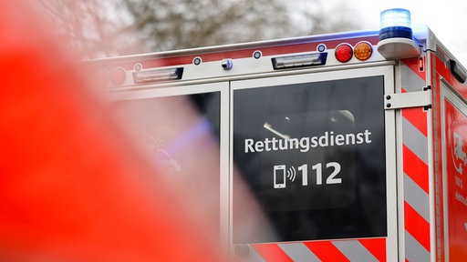 Ein Rettungswagen mit Notarzt steht bei einem Rettungseinsatz. (Symbolfoto)