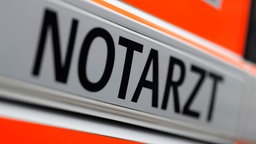 Ein Rettungswagen mit der Aufschrift "Notarzt" steht bei einem Rettungseinsatz.
