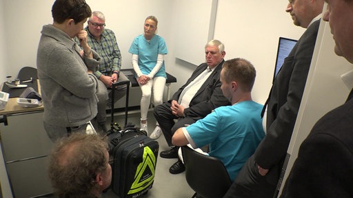 Die DIHVAS stellen dem Gesundheitsminister Karl Josef Laumann ihr Projekt vor.