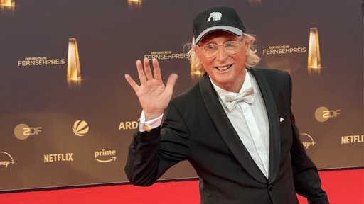 Otto Waalkes winkt in die Kamera