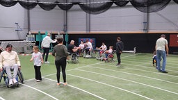 Teilnehmende beim Rolli-Basketball