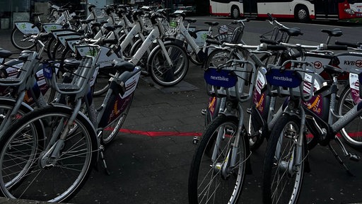 E-Bike Station an Bahnhof.
