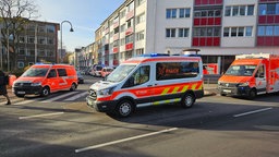 Mehrere Rettungswagen auf der Straße
