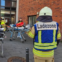 Notärzte mit Tragen vor dem Schulgebäude