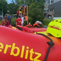 Ausrüstung des DLRG liegt vor der Wiehler Schule