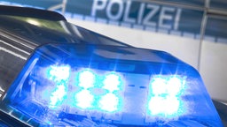 Ein Blaulicht leuchtet auf einem Polizeiauto.