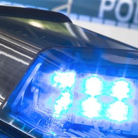 Ein Blaulicht leuchtet auf einem Polizeiauto.