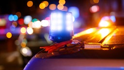 Blaulicht auf einem Polizeiwagen bei einem Einsatz