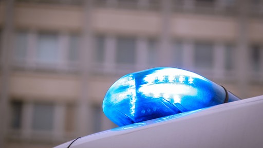 Blaulicht eines Polizeiautos in Nahaufnahme