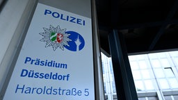 Ein Schild vor dem Polizeipräsidium in Düsseldorf.
