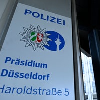 Ein Schild vor dem Polizeipräsidium in Düsseldorf.